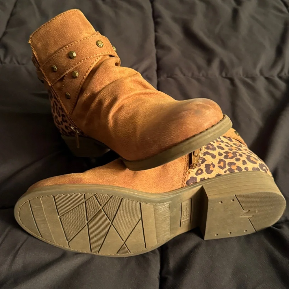 Stylish Tan and Leopard ladies 8.5 boots - Picture 5 of 5